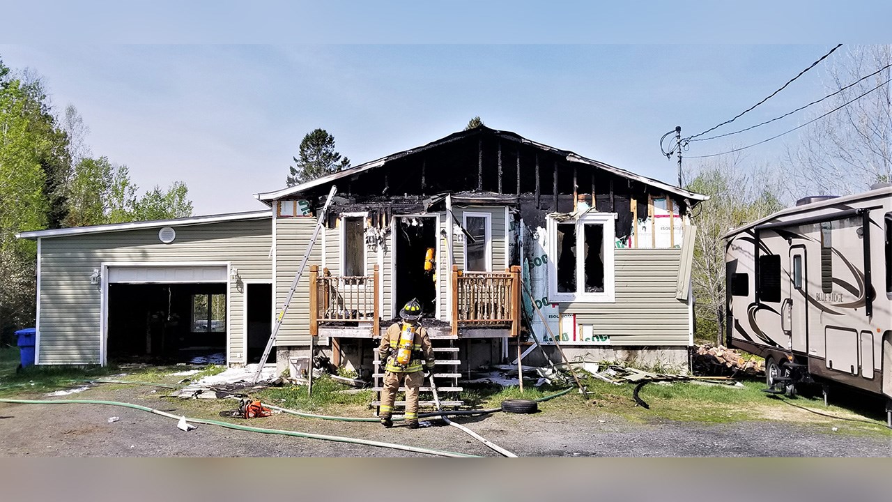 Un incendie s'est déclaré ce matin, mardi le 22 mai 2018, dans une résidence située sur la route 204, entre les municipalités de Saint-Martin et de Saint-Gédéon-de-Beauce. La maison est une perte totale.