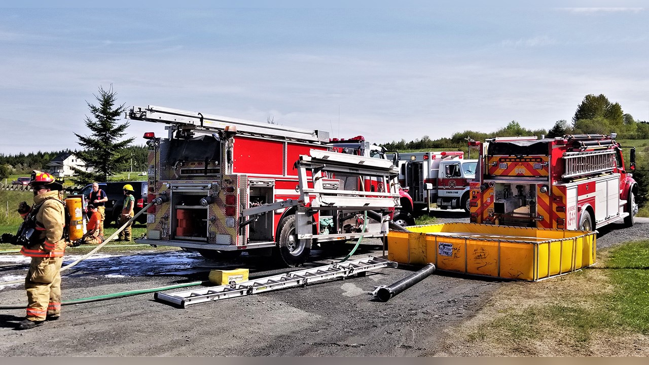 Quelque 25 pompiers des Services incendie de Saint-Martin, Saint-Gédéon et Saint-Théophile ont été appelés à maîtriser le brasier.