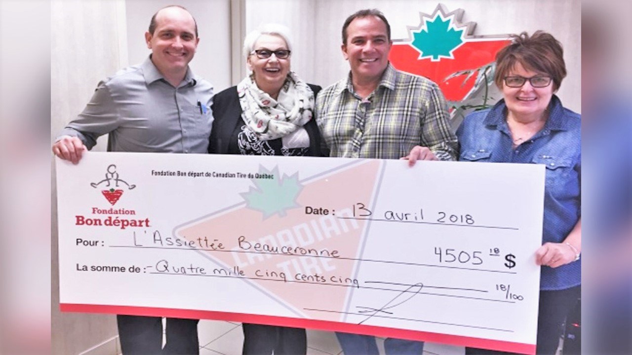 De gauche à droite : Danny L’Heureux, directeur général du Canadian Tire de Saint-Georges, Gaétane Labbé, directrice adjointe de l’Assiettée Beauceronne, Léopold Fontaine, propriétaire du Canadian Tire de Saint-Georges, et Anne Poulin, nouvelle retraitée.