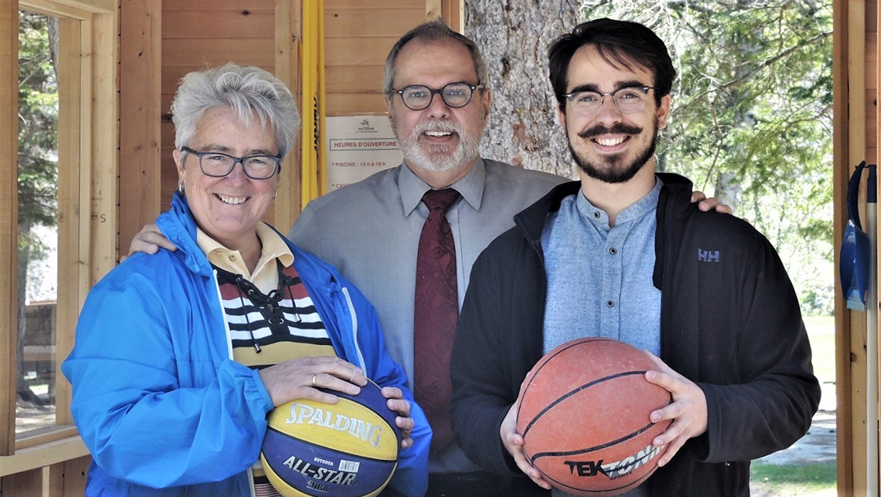 De gauche à droite : Carole Paquet, directrice du Service des loisirs et de la culture de la Ville de Saint-Georges, Claude Morin, maire de la Ville de Saint-Georges, et Samuel Duval, stagiaire au Service des loisirs et de la culture de la Ville de Saint-Georges, lors de la conférence de presse annonçant la programmation estivale 2018 au parc des Sept-Chutes de Saint-Georges, jeudi le 24 mai 2018.