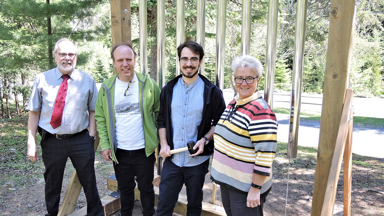 De gauche à droite : Devant le xylophone géant, installé près de la piste cyclable, Claude Morin, maire de la Ville de Saint-Georges, Marc Duval, de Général Patente, Samuel Duval, stagiaire au Service des loisirs et de la culture de la Ville de Saint-Georges et Carole Paquet, directrice du Service des loisirs et de la culture de la Ville de Saint-Georges, lors de la conférence de presse annonçant la programmation estivale 2018 au parc des Sept-Chutes de Saint-Georges, jeudi le 24 mai 2018.