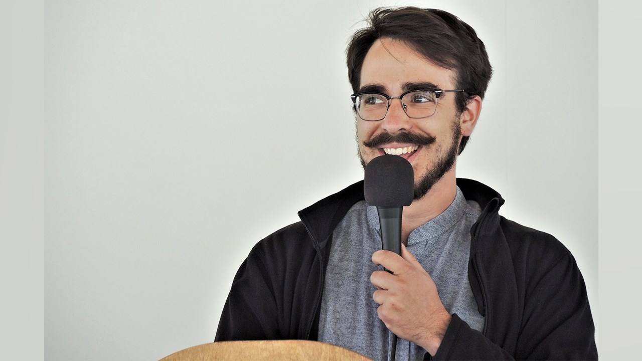 Samuel Duval, stagiaire au Service des loisirs et de la culture de la Ville de Saint-Georges, à la conférence de presse annonçant la programmation estivale 2018 au parc des Sept-Chutes de Saint-Georges, jeudi le 24 mai 2018.