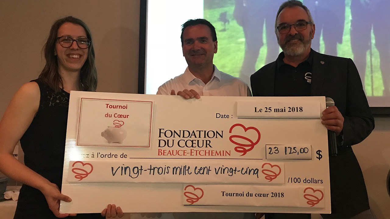 Sur la photo (gauche à droite) : Joannie Demers, responsable des activités de la Fondation, Donald Paquet, président d’honneur du tournoi, et Denis Bolduc, président de la Fondation du cœur.