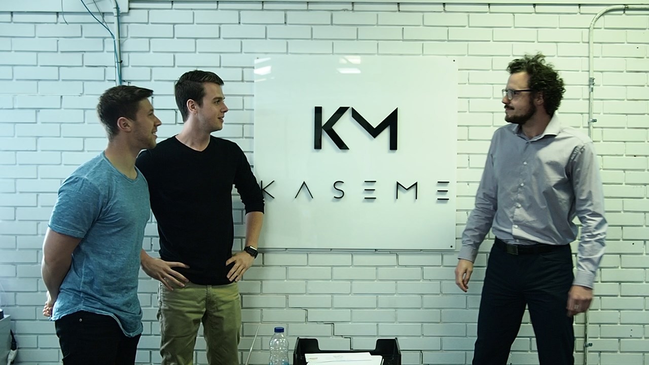 William Giroux et Gabriel Bolduc, cofondateurs de KaseMe, et Alexandre Poulin, journaliste pour EnBeauce.com