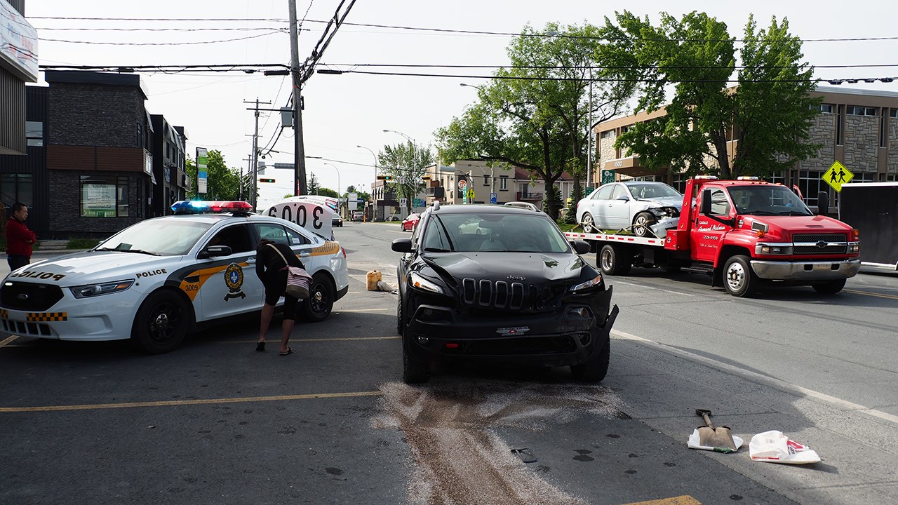 Accident de la route en face du poste de police de Saint-Georges
