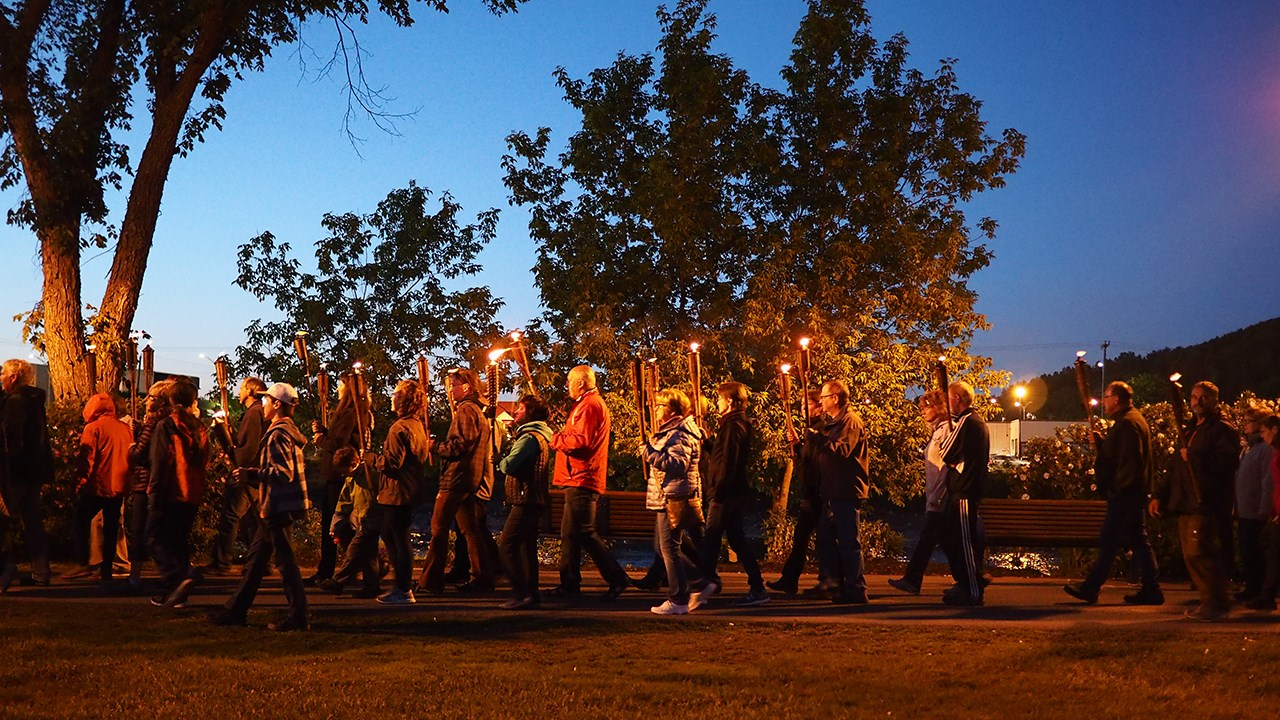 275 personnes à la marche aux flambeaux du solstice d'été