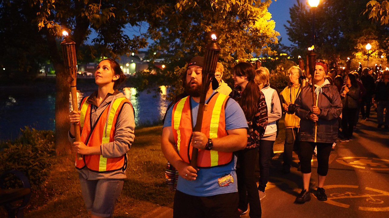 275 personnes à la marche aux flambeaux du solstice d'été