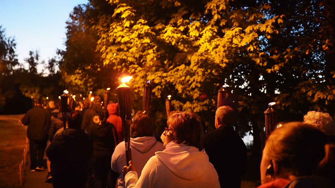 275 personnes à la marche aux flambeaux du solstice d'été