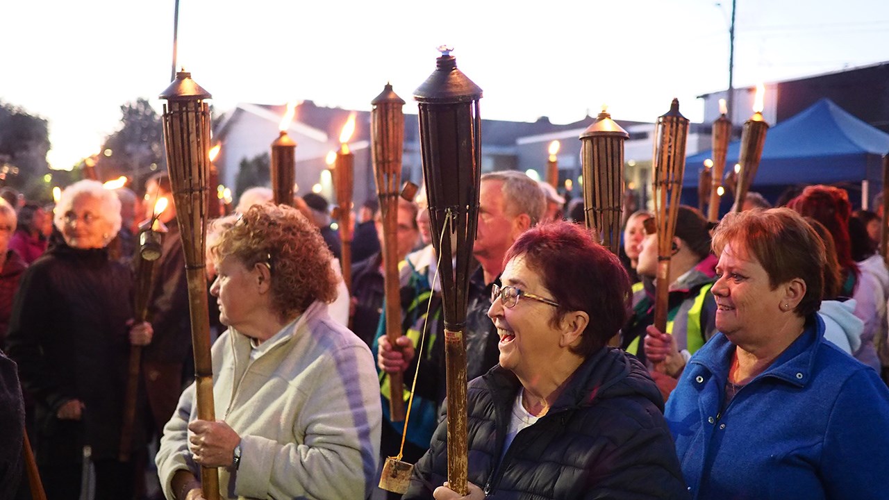 275 personnes à la marche aux flambeaux du solstice d'été