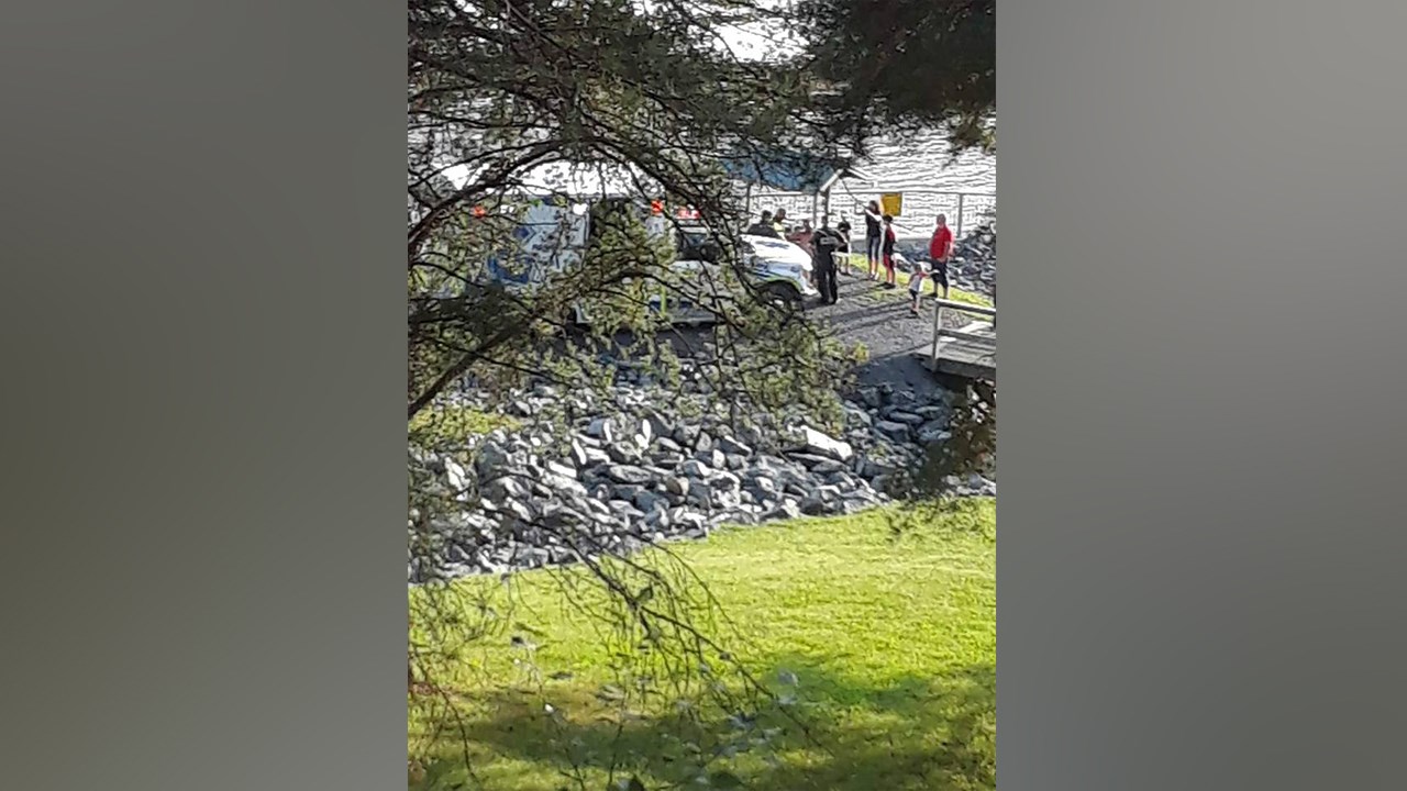 Deux individus sautent en bas du barrage Sartigan 
