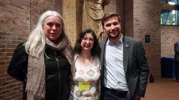 Manon Massée et Gabriel Nadeau-Dubois. Au centre : la candidate pour QS dans Beauce-Sud, Diane Vincent.