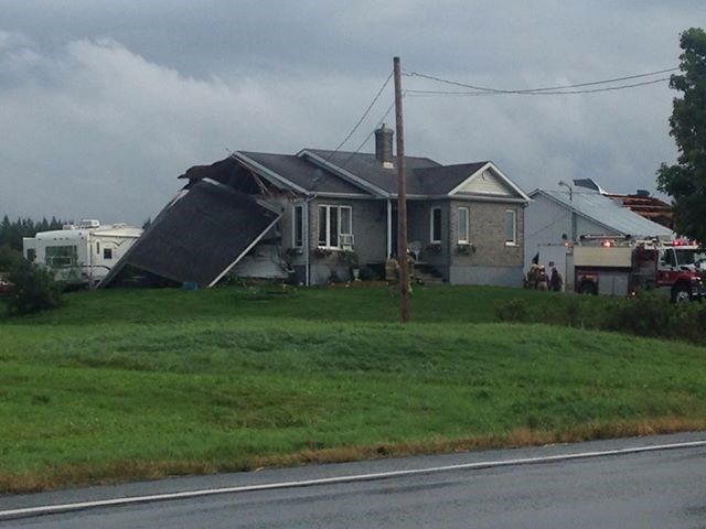 Le vent arrache une rallonge de maison à St-Prosper lundi