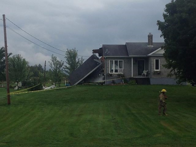 Le vent arrache une rallonge de maison à St-Prosper lundi