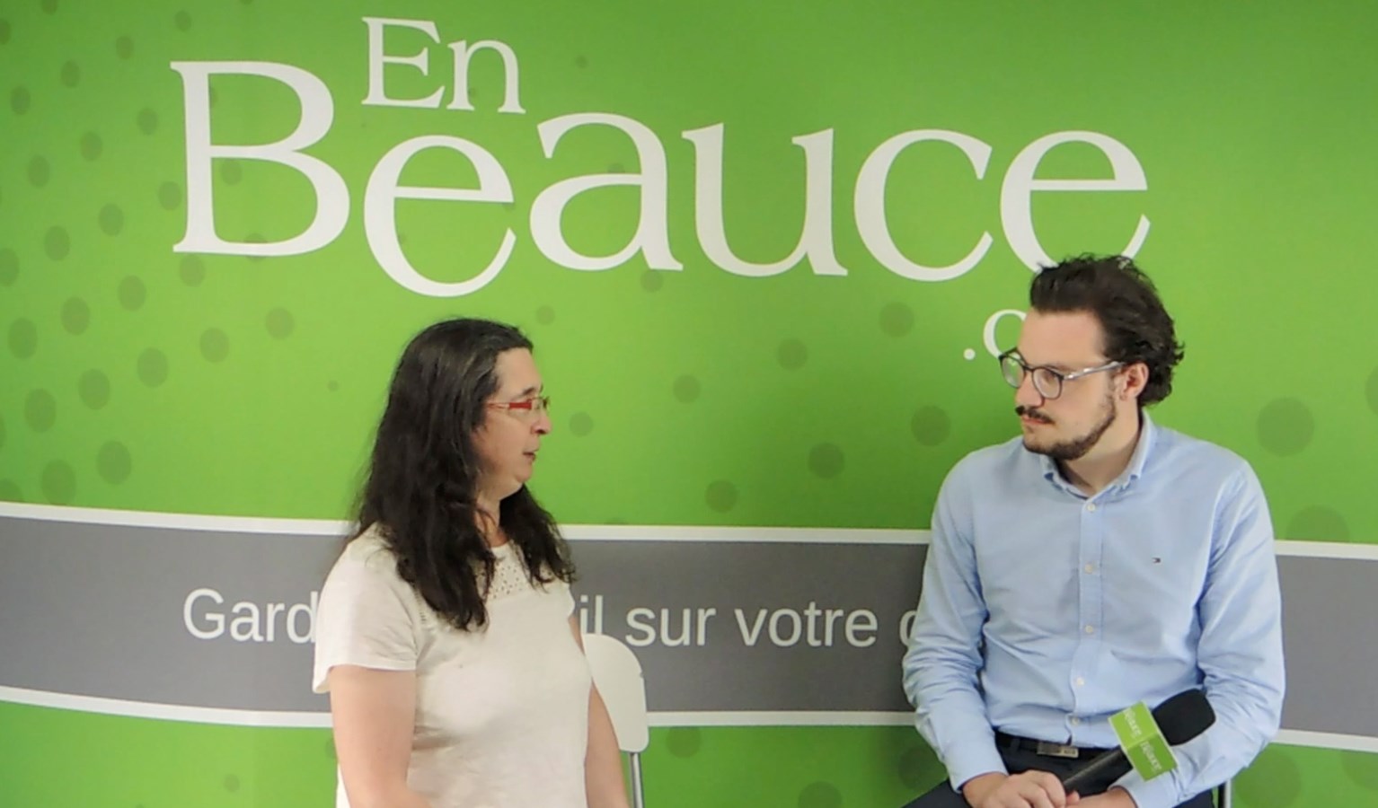 Diane Vincent, la candidate de Québec solidaire (QS) dans Beauce-Sud, et Alexandre Poulin, journaliste pour EnBeauce.com.