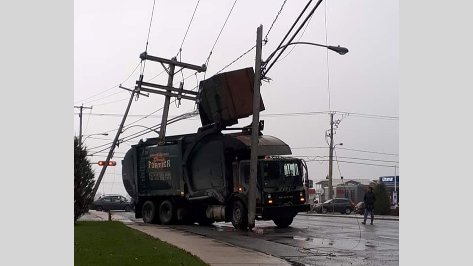 Un camion poubelle s'empêtre dans des fils électriques à Thetford