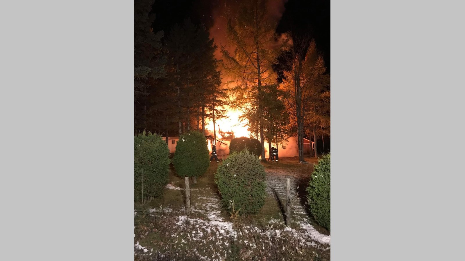 Un chalet ravagé par les flammes à East Broughton