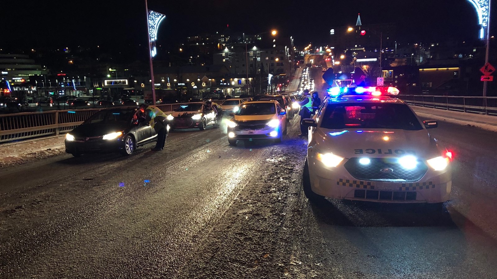 Les policiers en action sur le pont David Roy