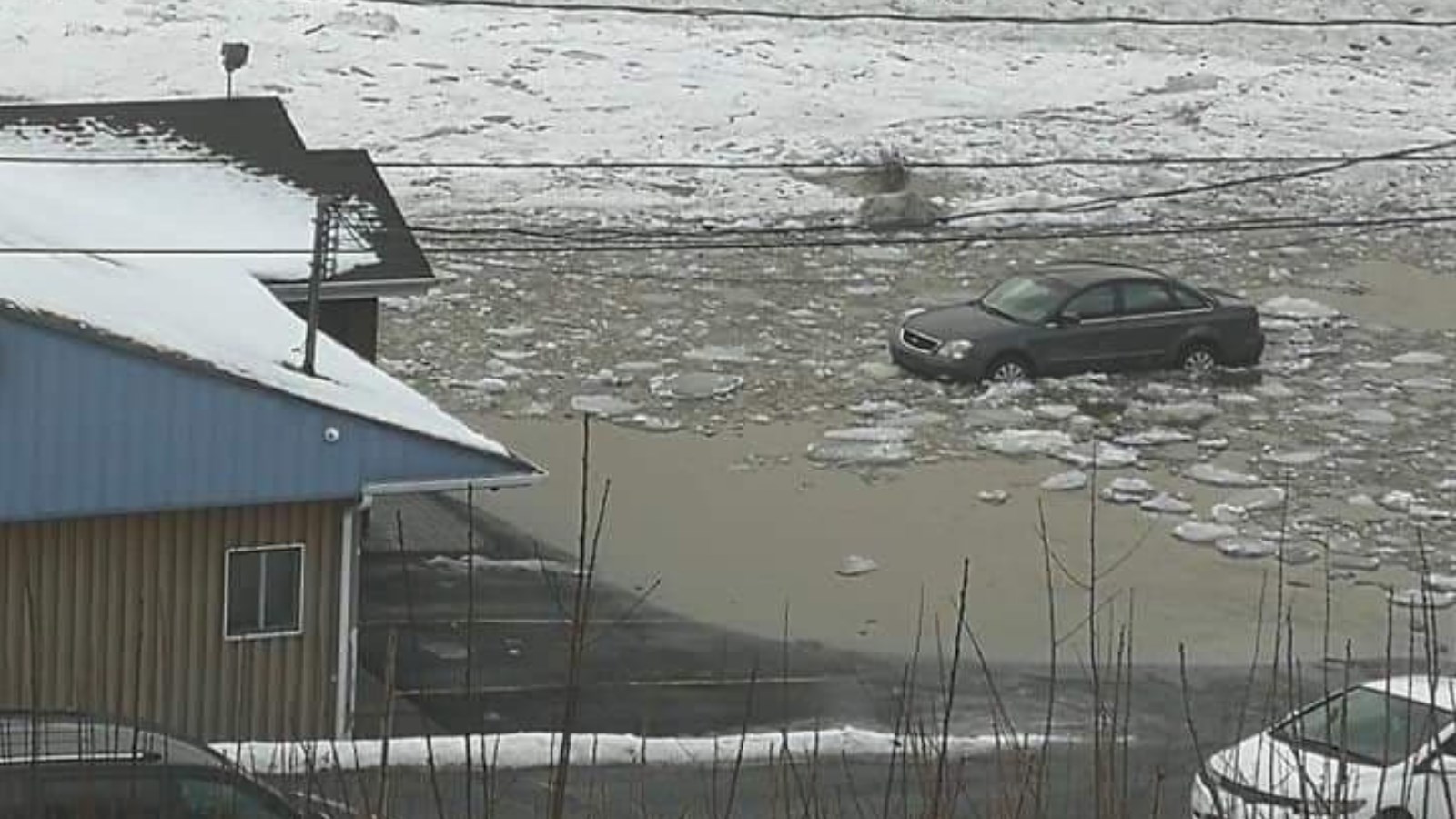 Des voitures prises au piège par la rivière Chaudière