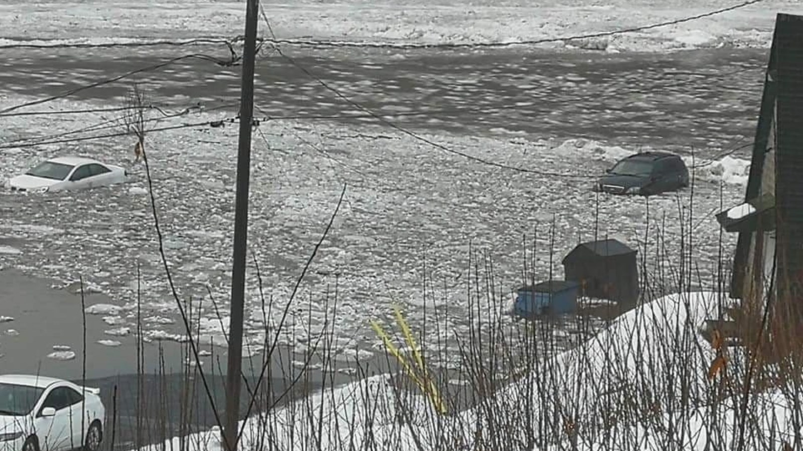 Des voitures prises au piège par la rivière Chaudière