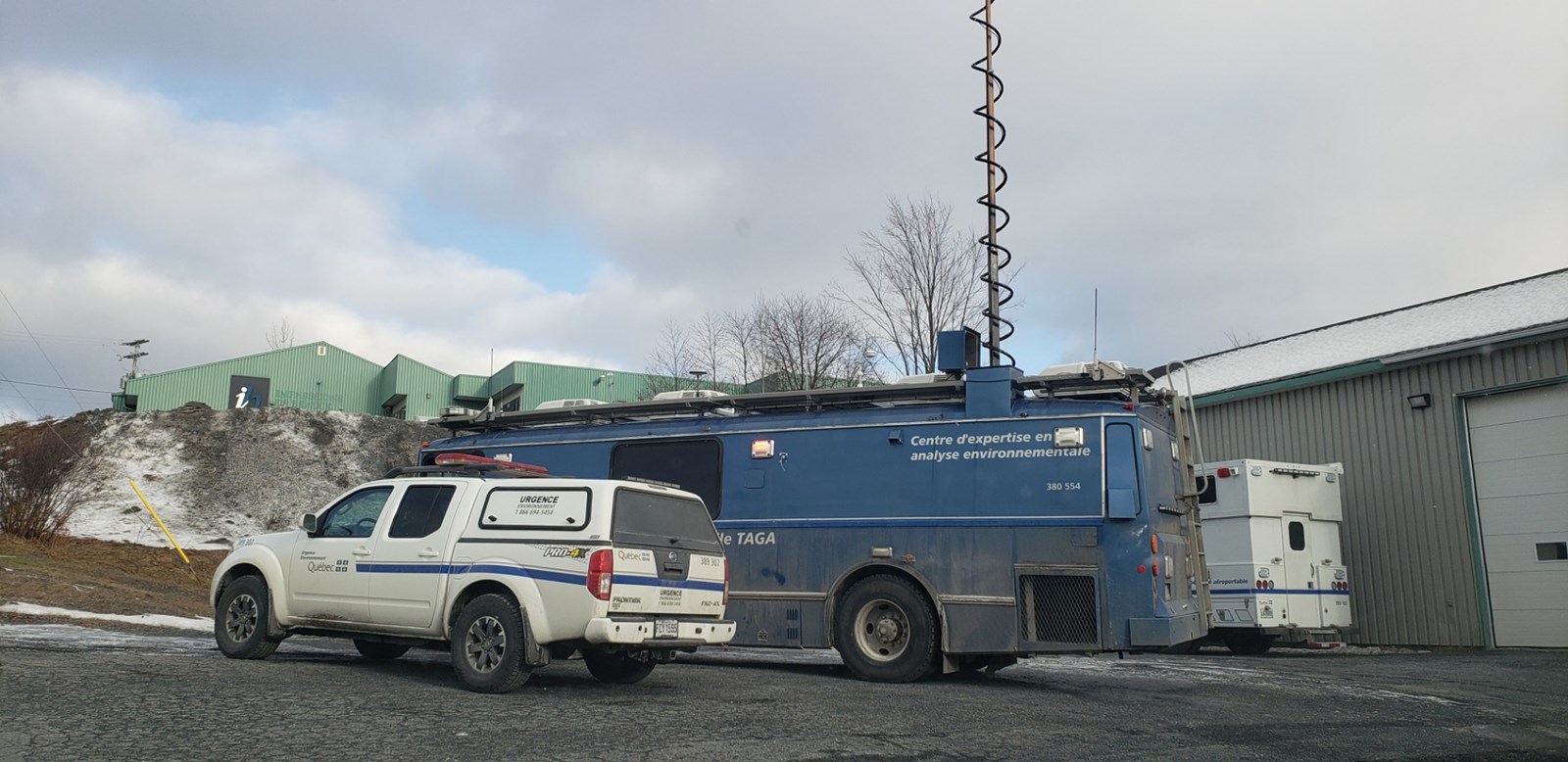 Opération nettoyage chez Royal Mat au lendemain de l'incendie du dépot à pneus