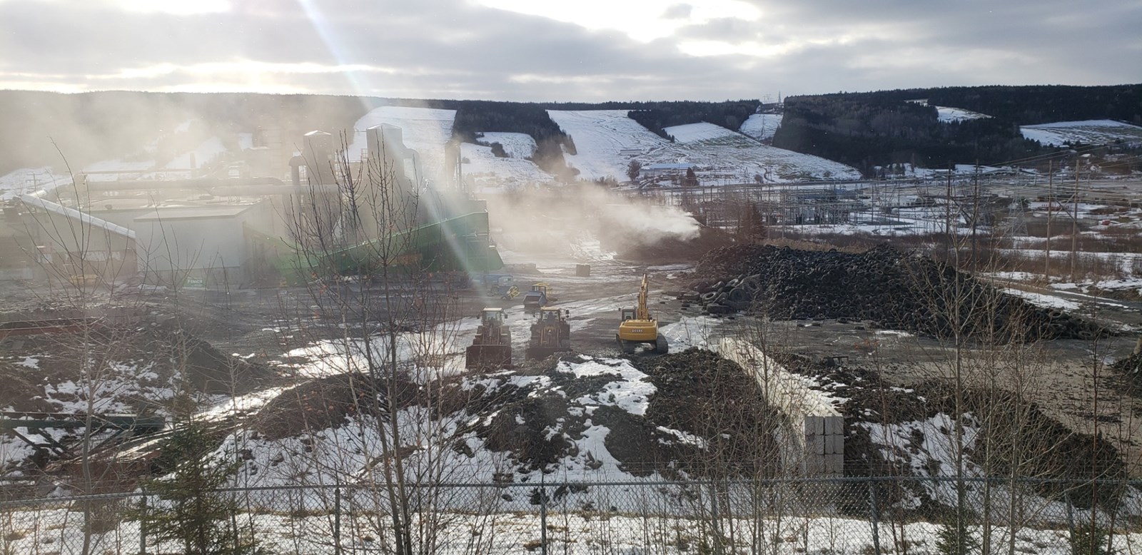 Opération nettoyage chez Royal Mat au lendemain de l'incendie du dépot à pneus