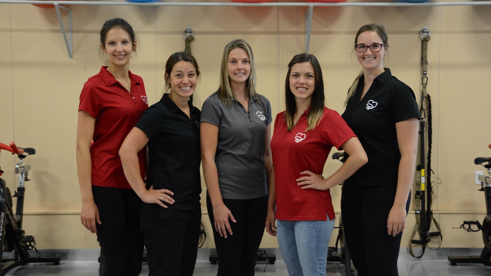Marie-Michèle Breton (kinésiologue et kinésithérapeute), Catherine Morin (kinésiologue), Véronique Lessard (kinésiologue), Majorie Demers (nutritionniste) et Danika Lévesque (kinésiologue et massothérapeute)
