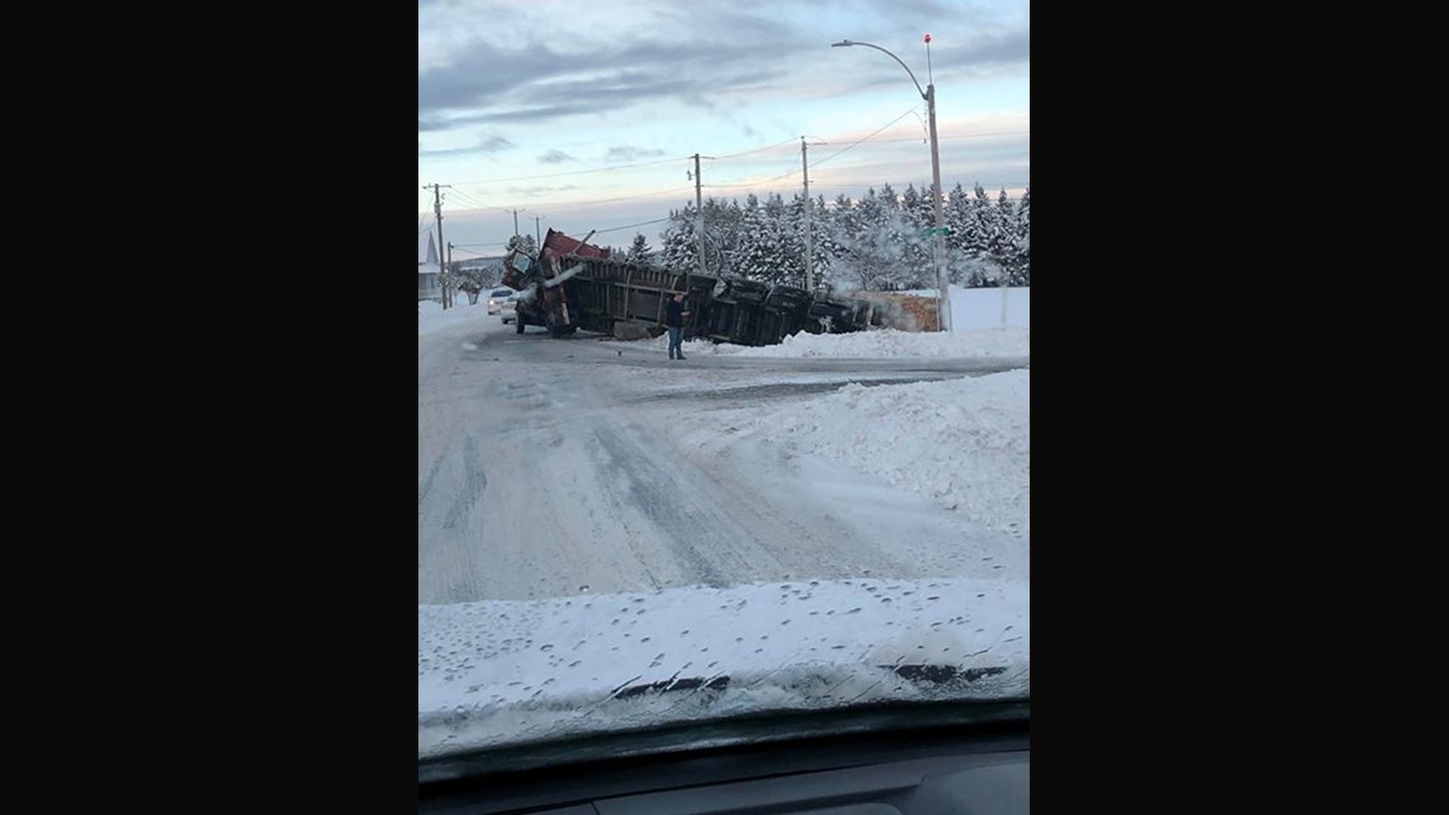 Sortie de route pour un camion semi-remorque