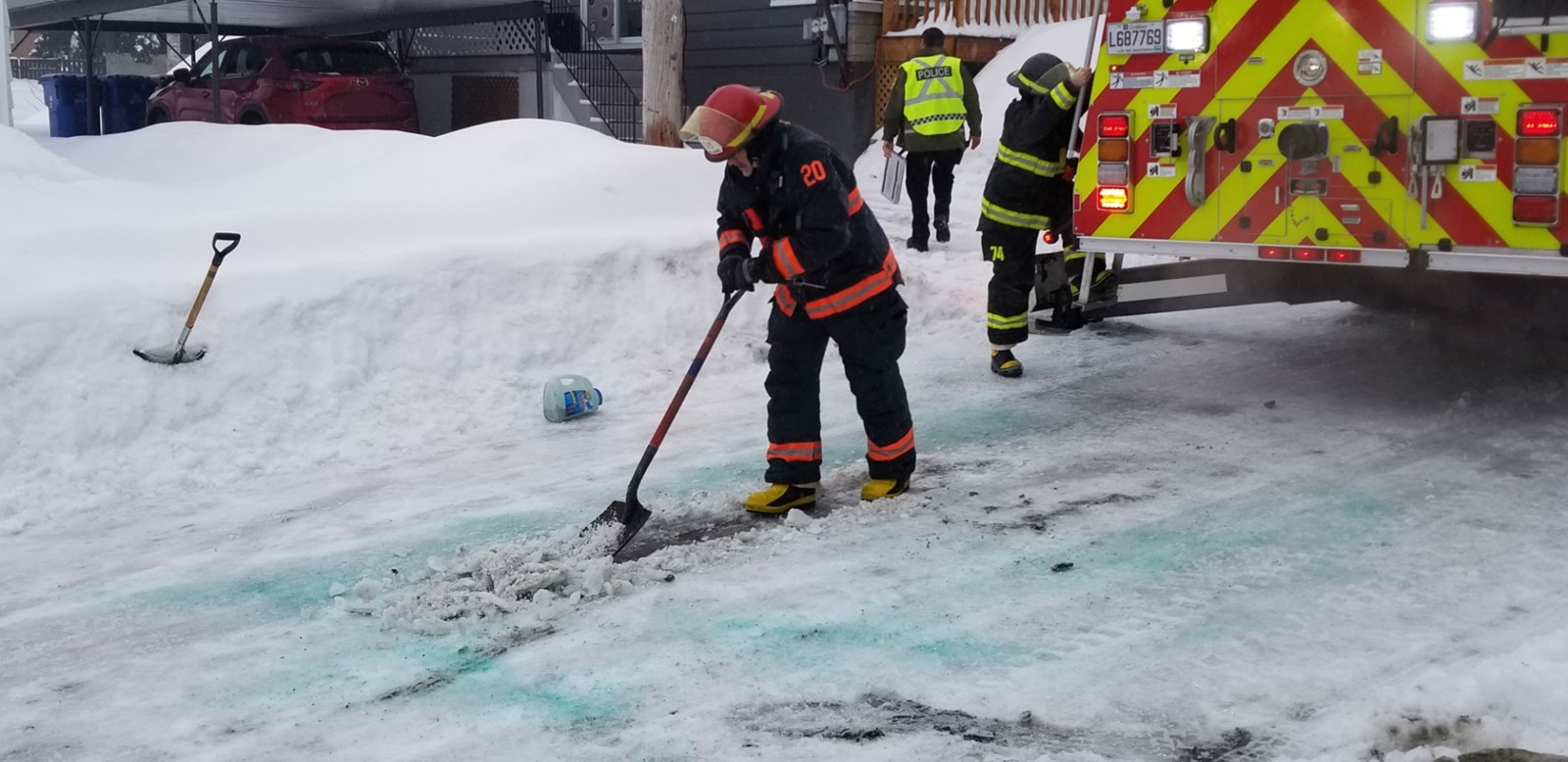 Les pompiers ont été obligés de mettre du sel et d'enlever la glace 