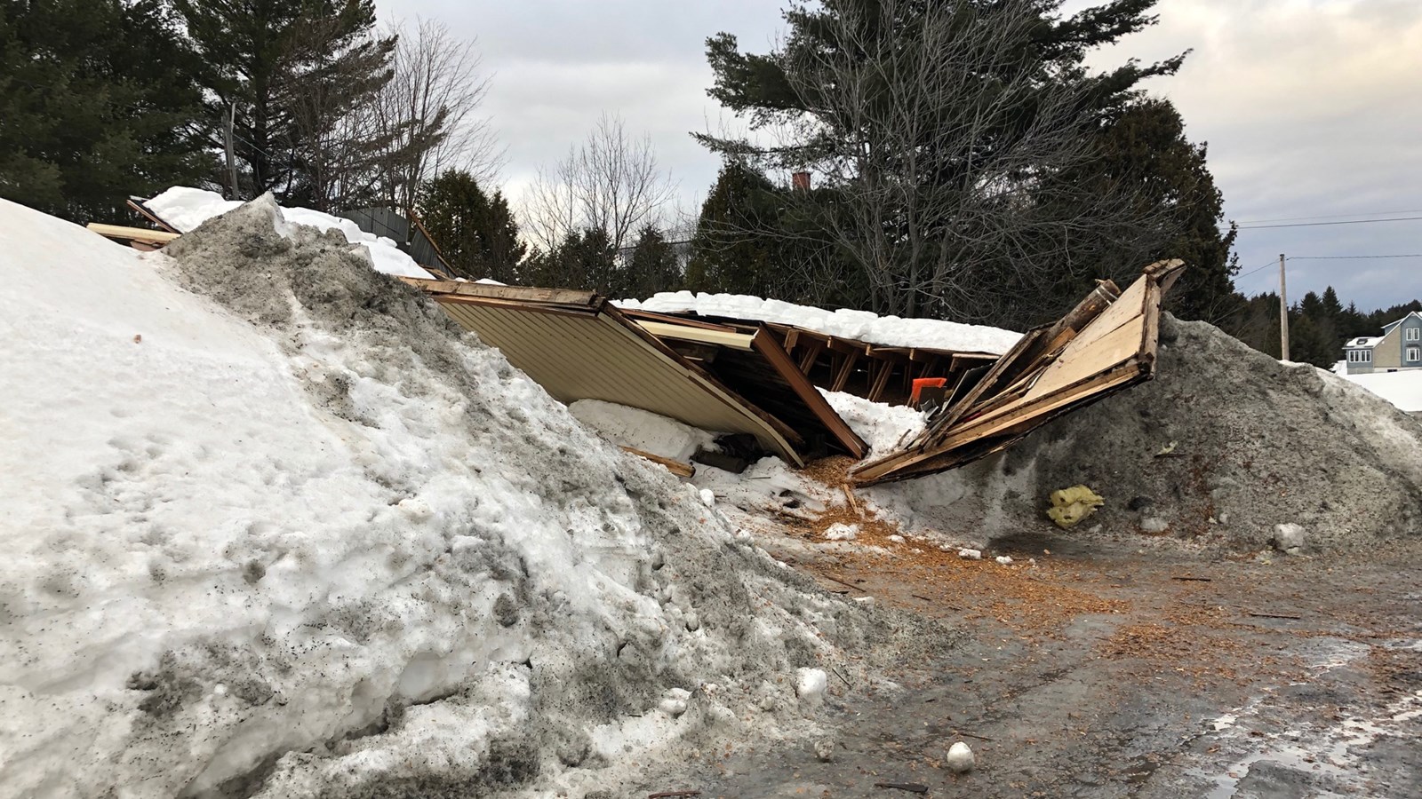 Un garage s'effondre sous le poids de la neige à Saint-Benoît