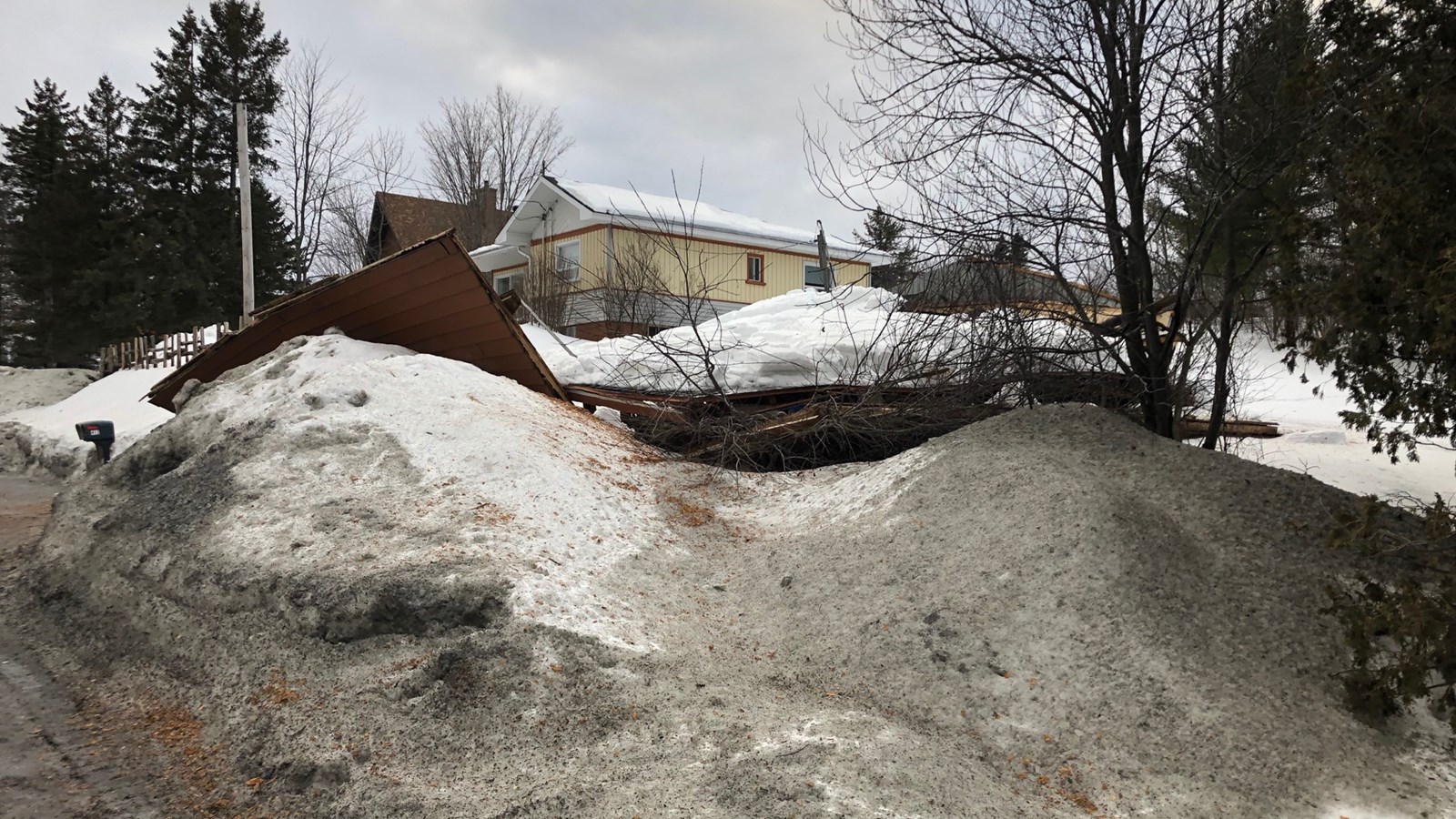 Un garage s'effondre sous le poids de la neige à Saint-Benoît