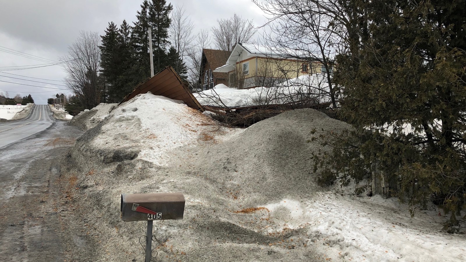 Un garage s'effondre sous le poids de la neige à Saint-Benoît