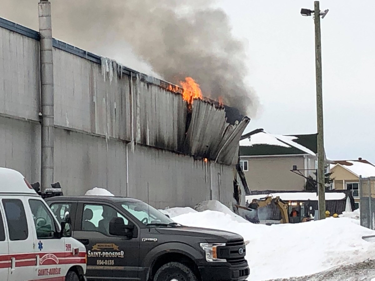 Un incendie en cours à l'ancien aréna de St-Prosper