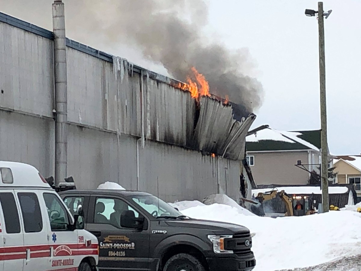 Un incendie en cours à l'ancien aréna de St-Prosper