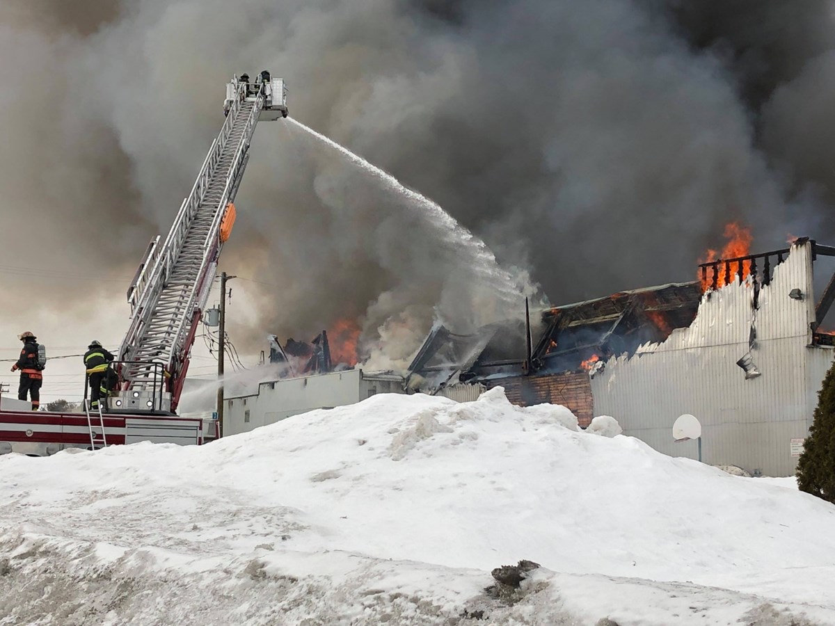 Un incendie en cours à l'ancien aréna de St-Prosper