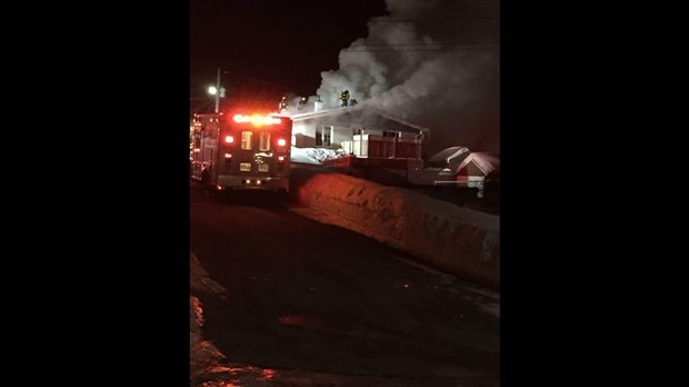 Les pompiers ont quitté les lieux vers minuit. 