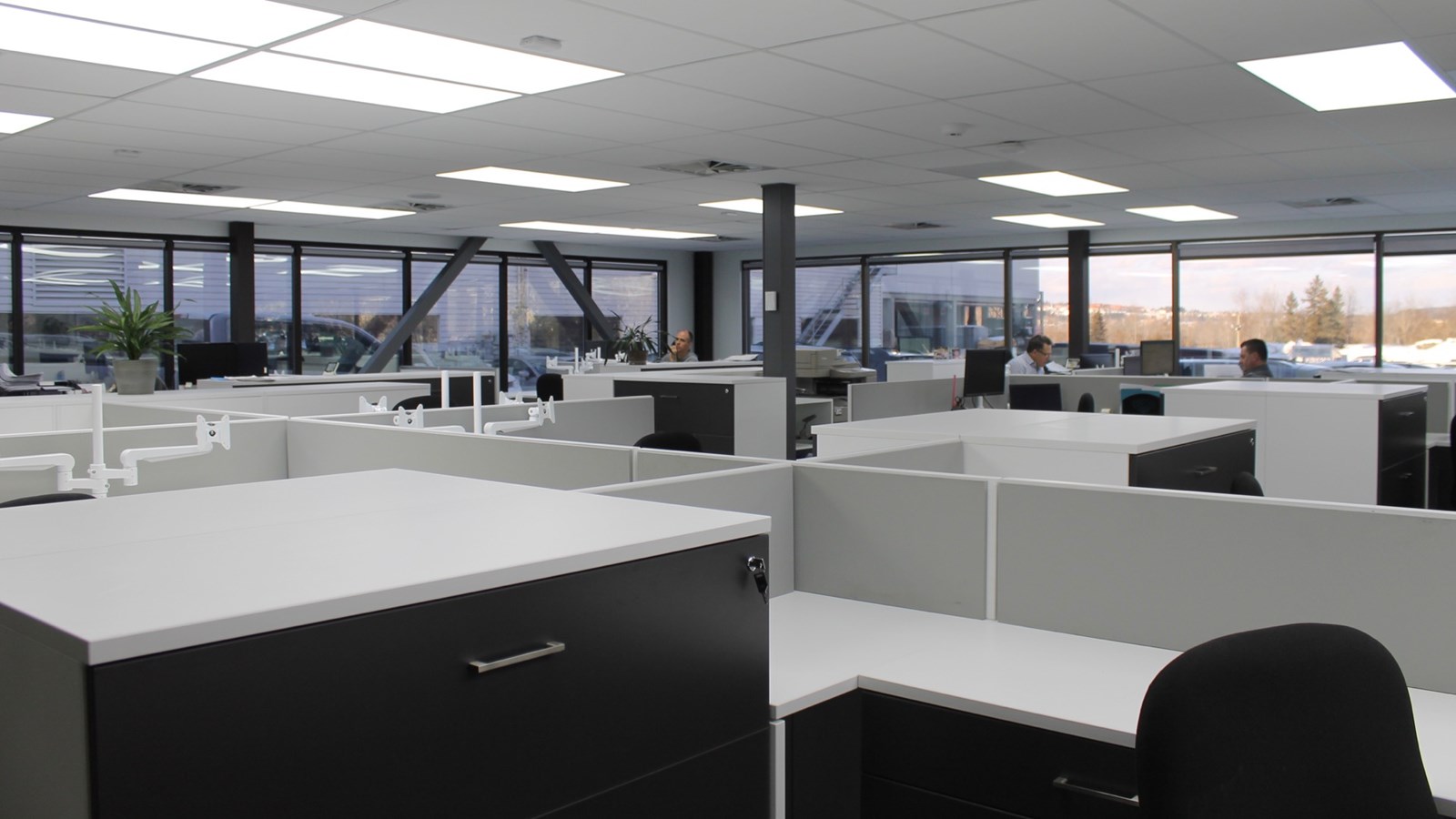 Les bureaux à aires ouvertes facilitent les échanges.
