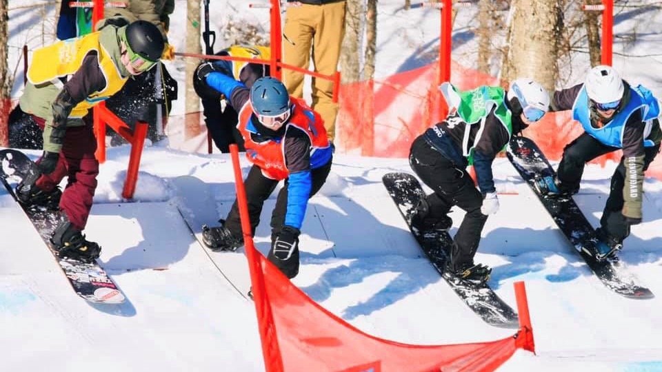 Sur la photo, Anne Gagné porte le dossard rouge.