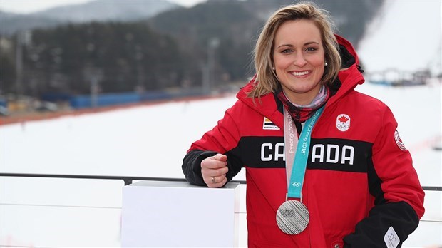 Marie-Philip Poulin avec sa médaille d'argent au cou.