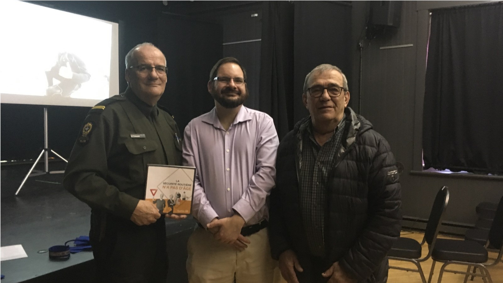 Le sergent Mario Thiboutot, sergent aux relations communautaires, M. Marc Fournier, SAAQ, et M. Rolland Lamontagne, président de la FADOQ de Saint-Gédéon.