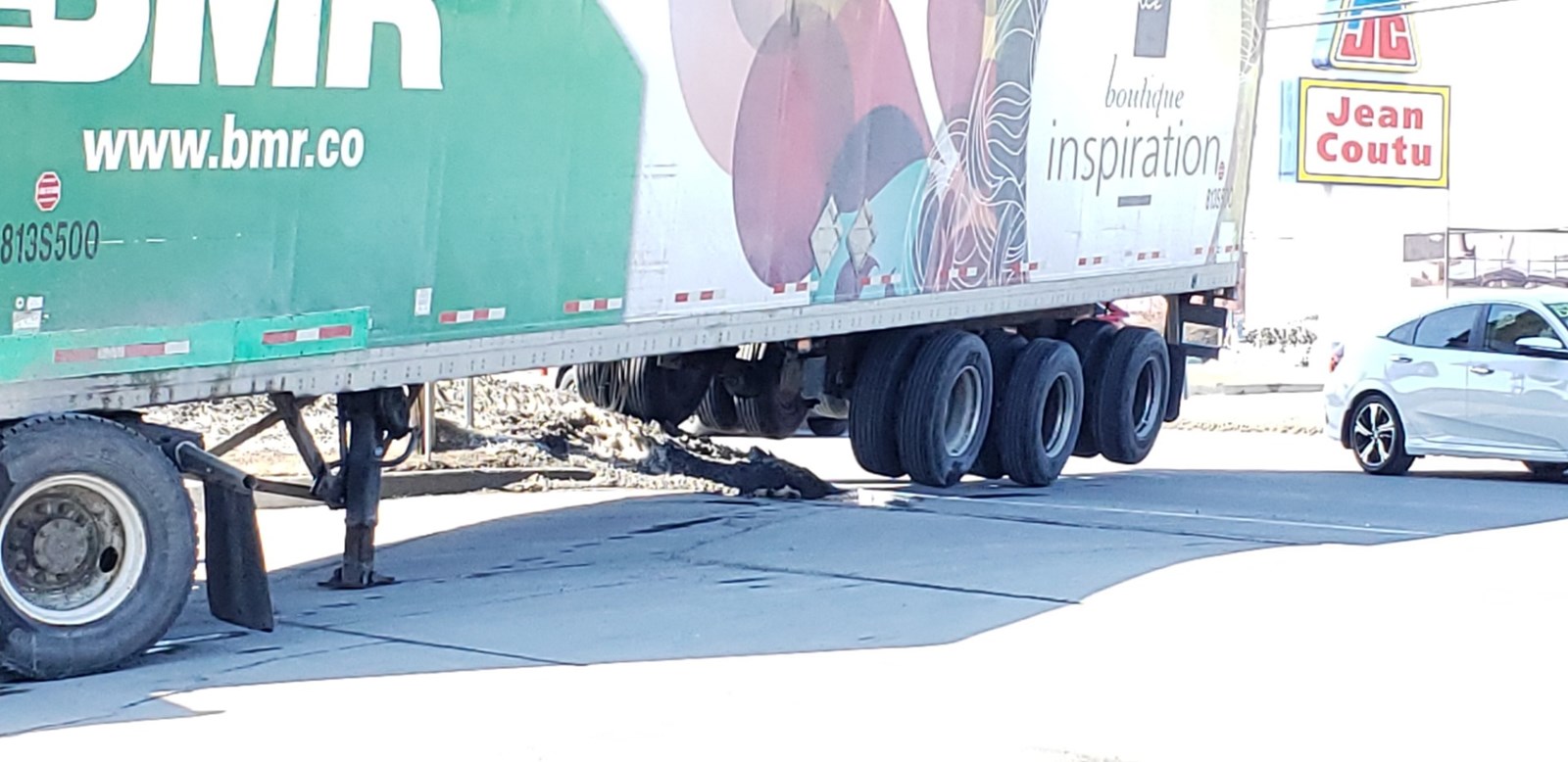 Un camion vient près de se renverser sur le boulevard Lacroix à Saint-Georges 