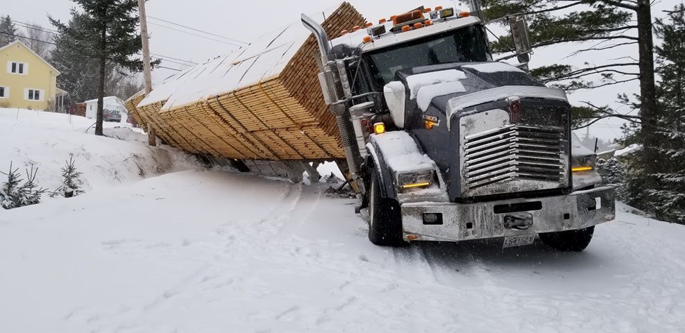 Un camion renversé dans le secteur Jersey-Mills