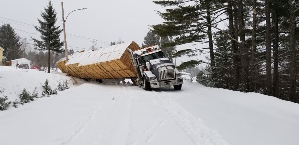 Un camion renversé dans le secteur Jersey-Mills