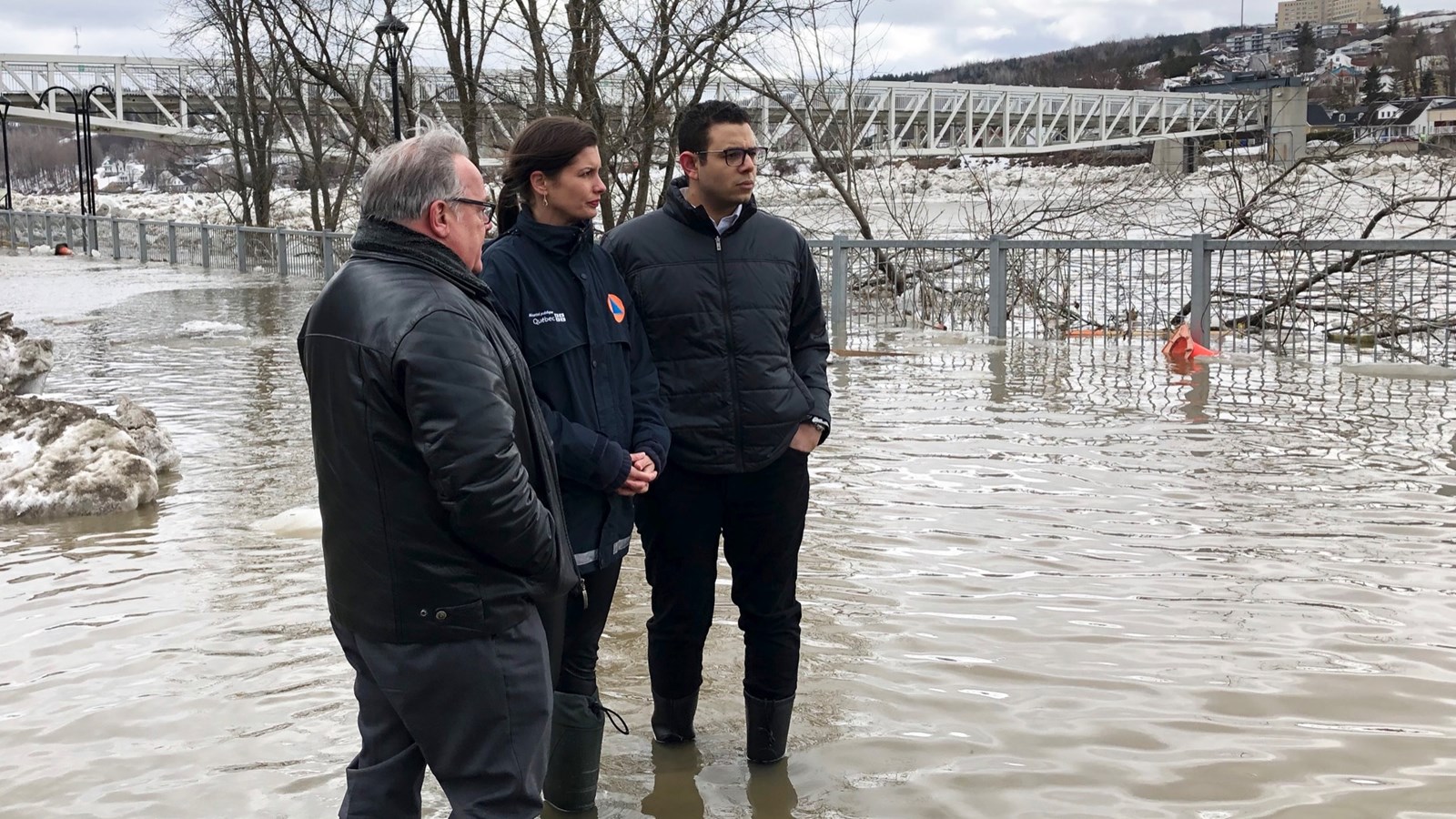 La ministre Guilbault constate les dégâts en compagnie des députés Luc Provençal et Samuel Poulin. 