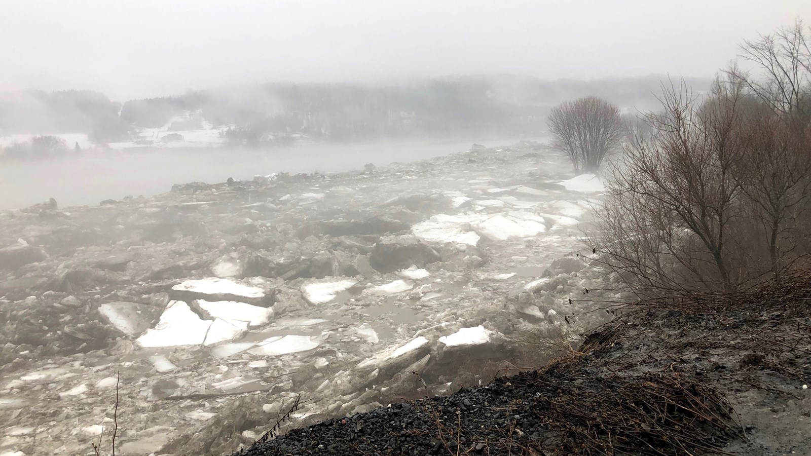 L'embâcle est maintenant en aval du secteur du Rocher.