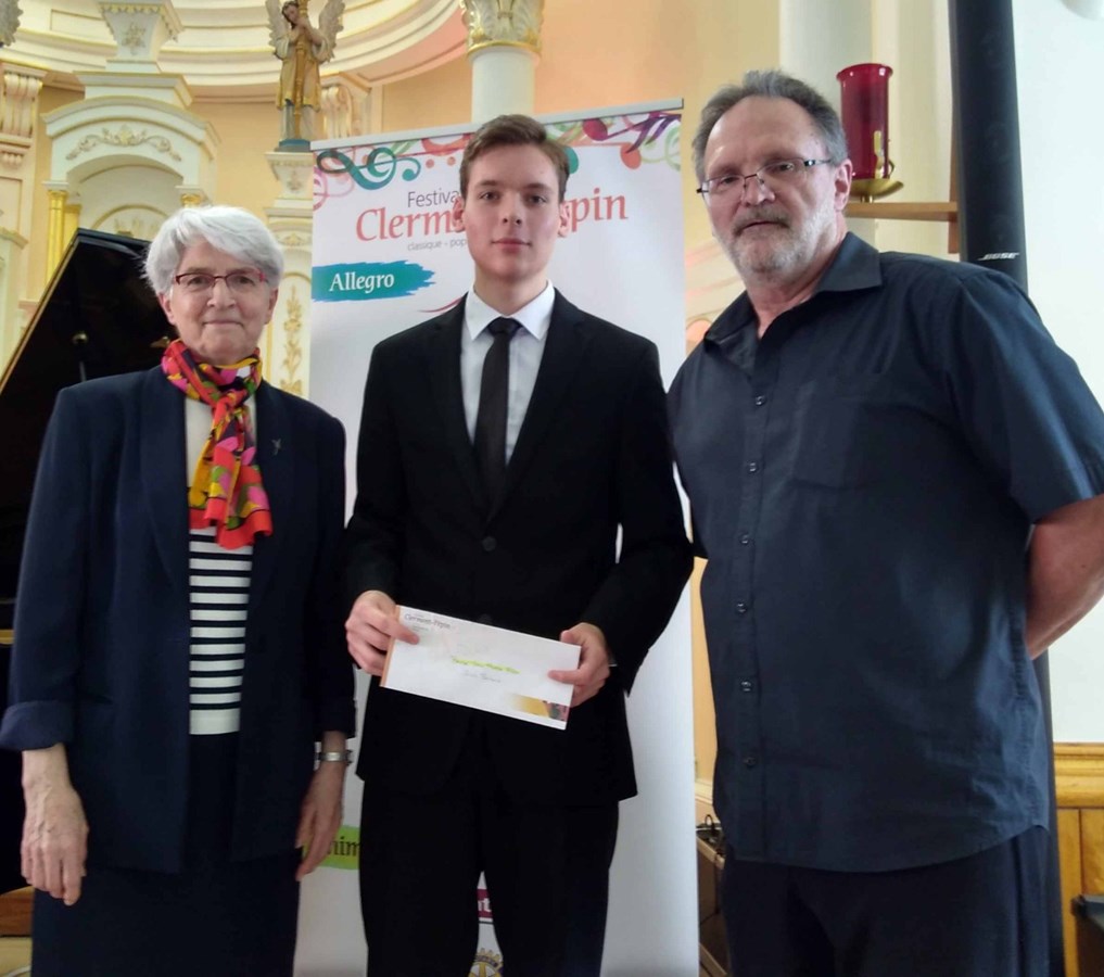 Jacob Bernard, de Saint-Georges, a reçu des mains de sœur Marie Grenier, la Bourse Sœur-Thérèse-Filion, d’un montant de 400 $, offerte par Les sœurs de la charité de Saint-Louis. En compagnie aussi du président du Festival, Robert Maheux.