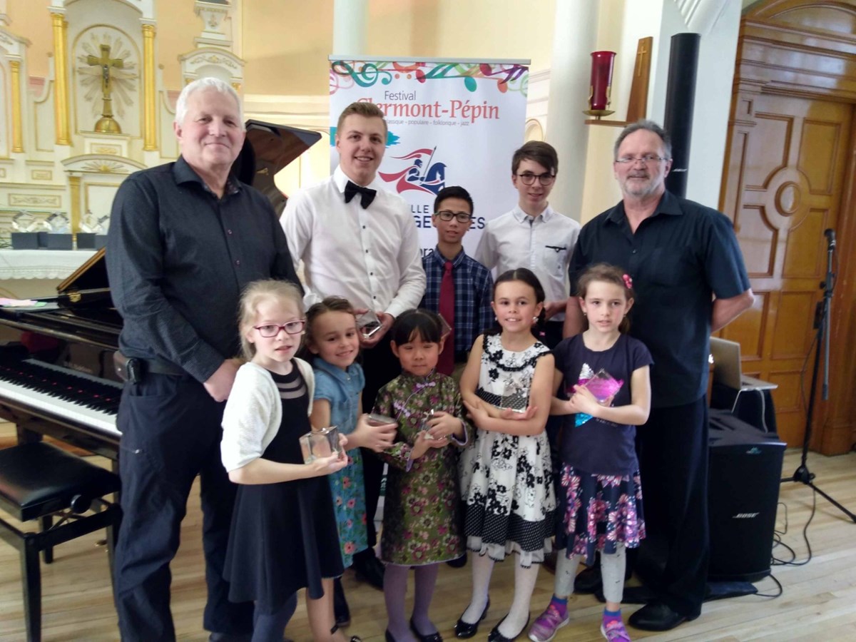 Le conseiller municipal de Saint-Georges, Jean Perron, et le président du Festival, Robert Maheux, entourent les premières places du gala matinal, soit de gauche à droite, dans la rangée avant, Zoé-Éva Morissette, Laure Jacques, Vicky Lin, Mathilde Jacques, Clara Serban. Dans la 2e rangée, Maxime Lantagne, Hutao Finnbar Dineen et Olivier Boulianne.