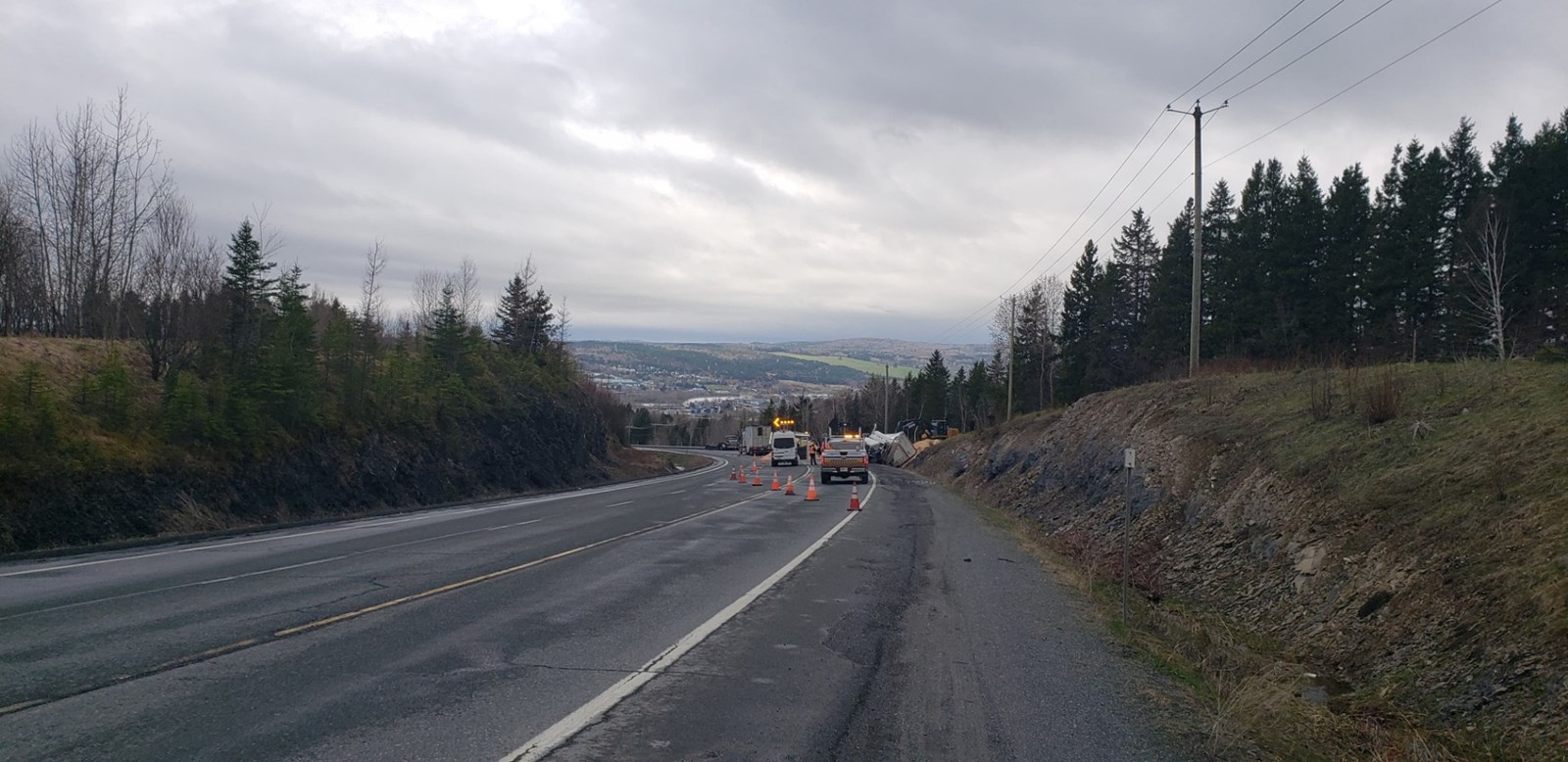 Un camion de 53 pieds se renverse sur la route 204