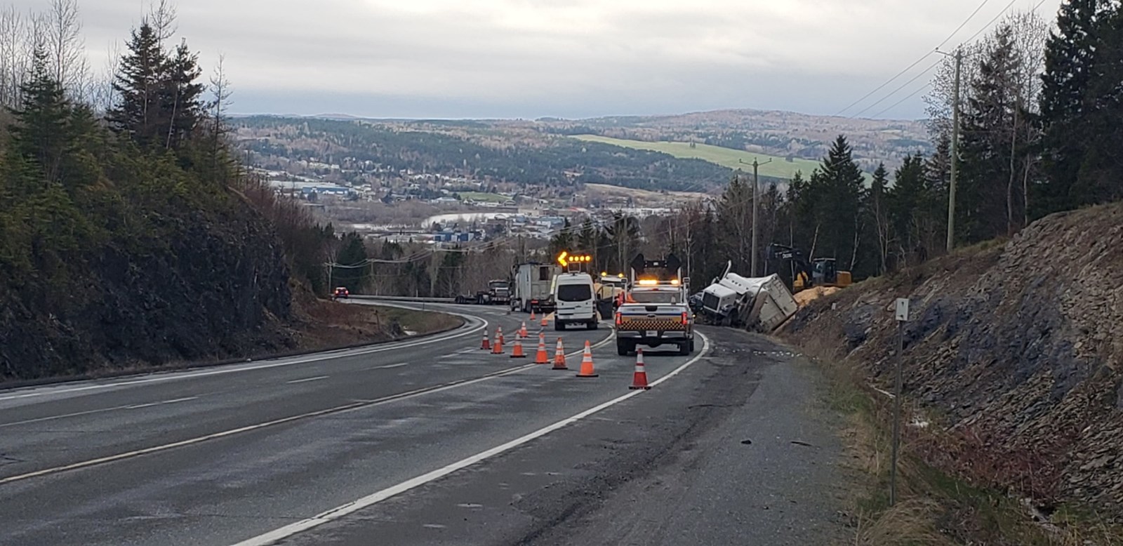 Un camion de 53 pieds se renverse sur la route 204