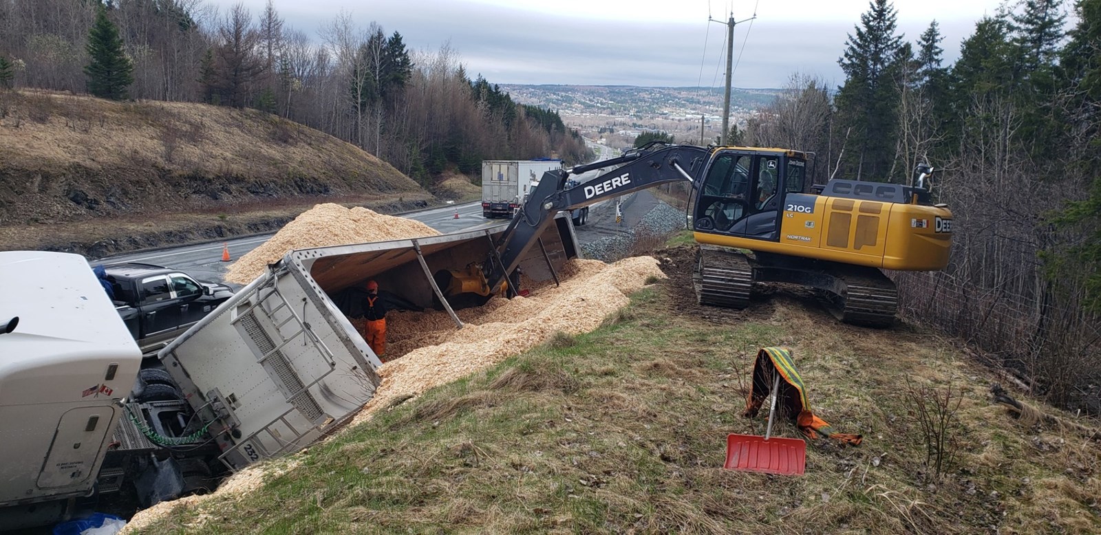Un camion de 53 pieds se renverse sur la route 204