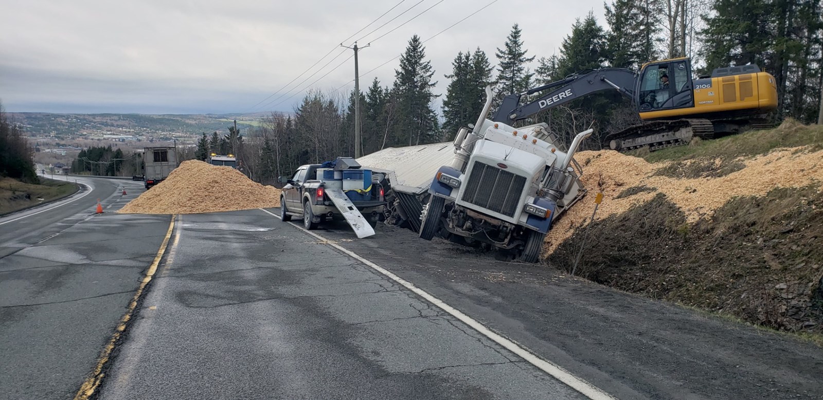 Un camion de 53 pieds se renverse sur la route 204